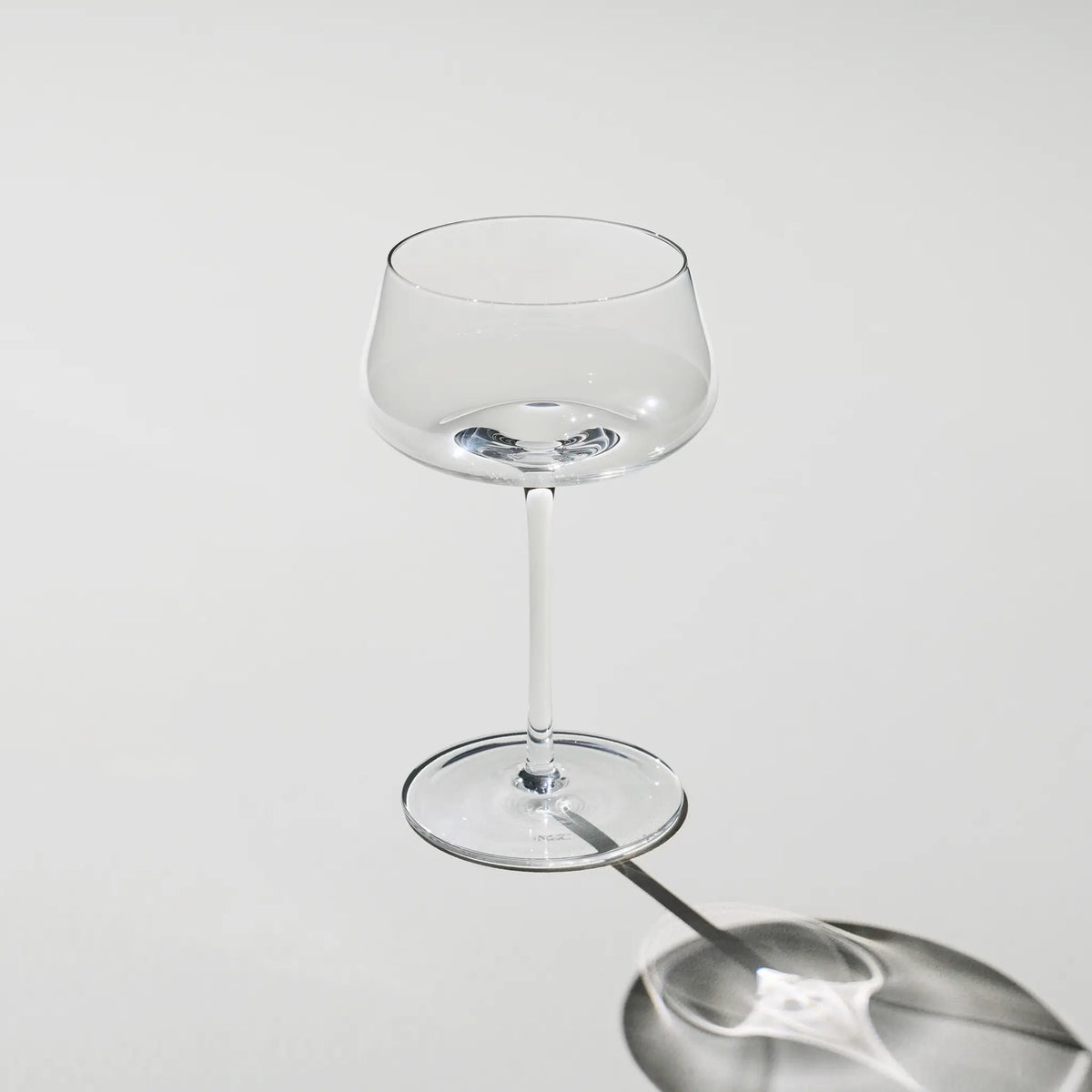 Tomt Beyond Bubbly Coupe – eksklusivt mundblæst champagneglas med bred åbning og fin balance, sæt med 2 fra The Mancave.