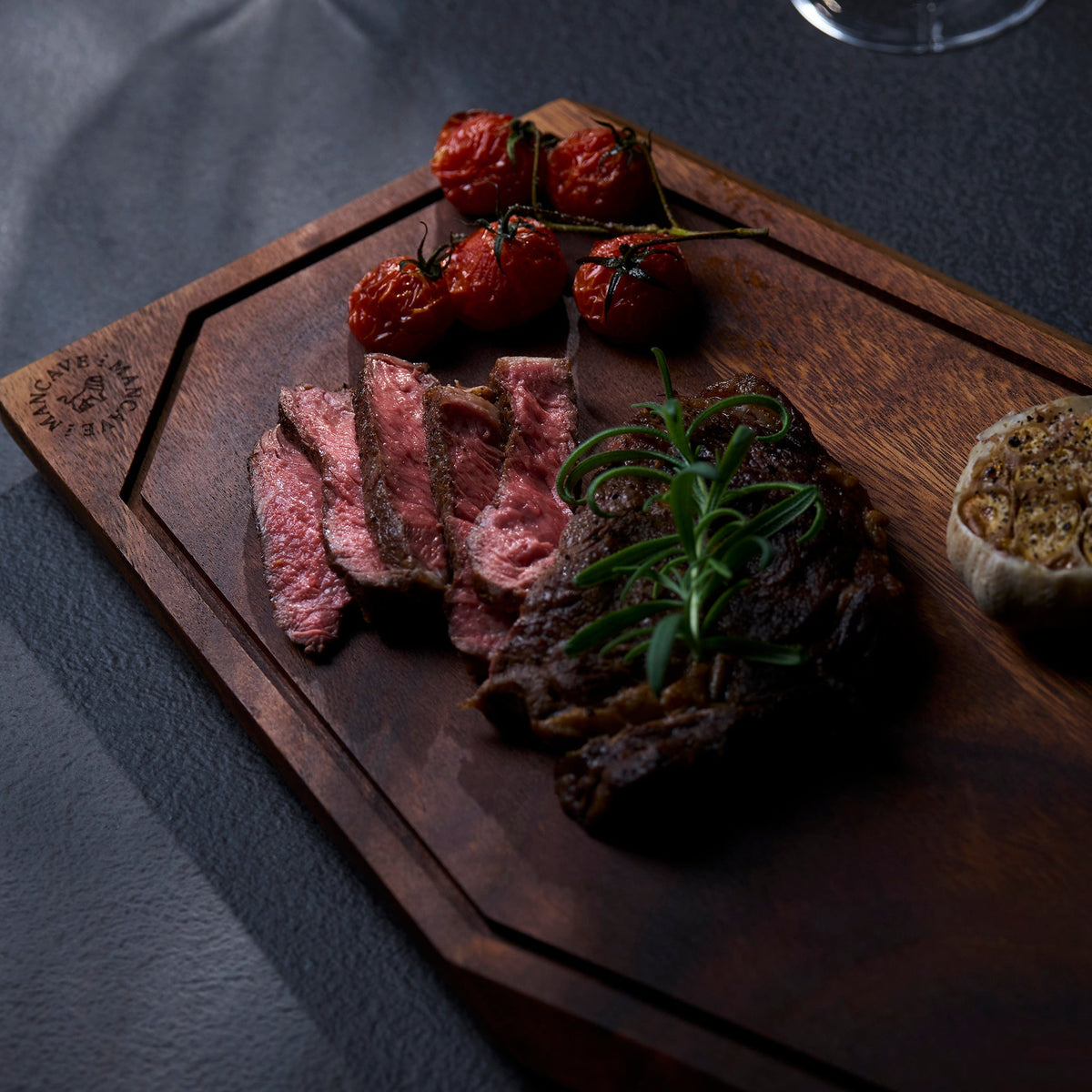 The Master's Cutting Board + Knivset