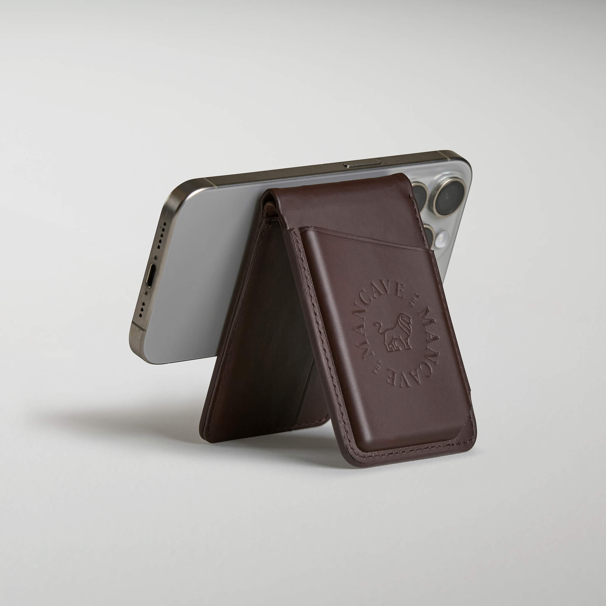 Premium Vault Stand – Läderfodral med MagSafe & RFID-skydd