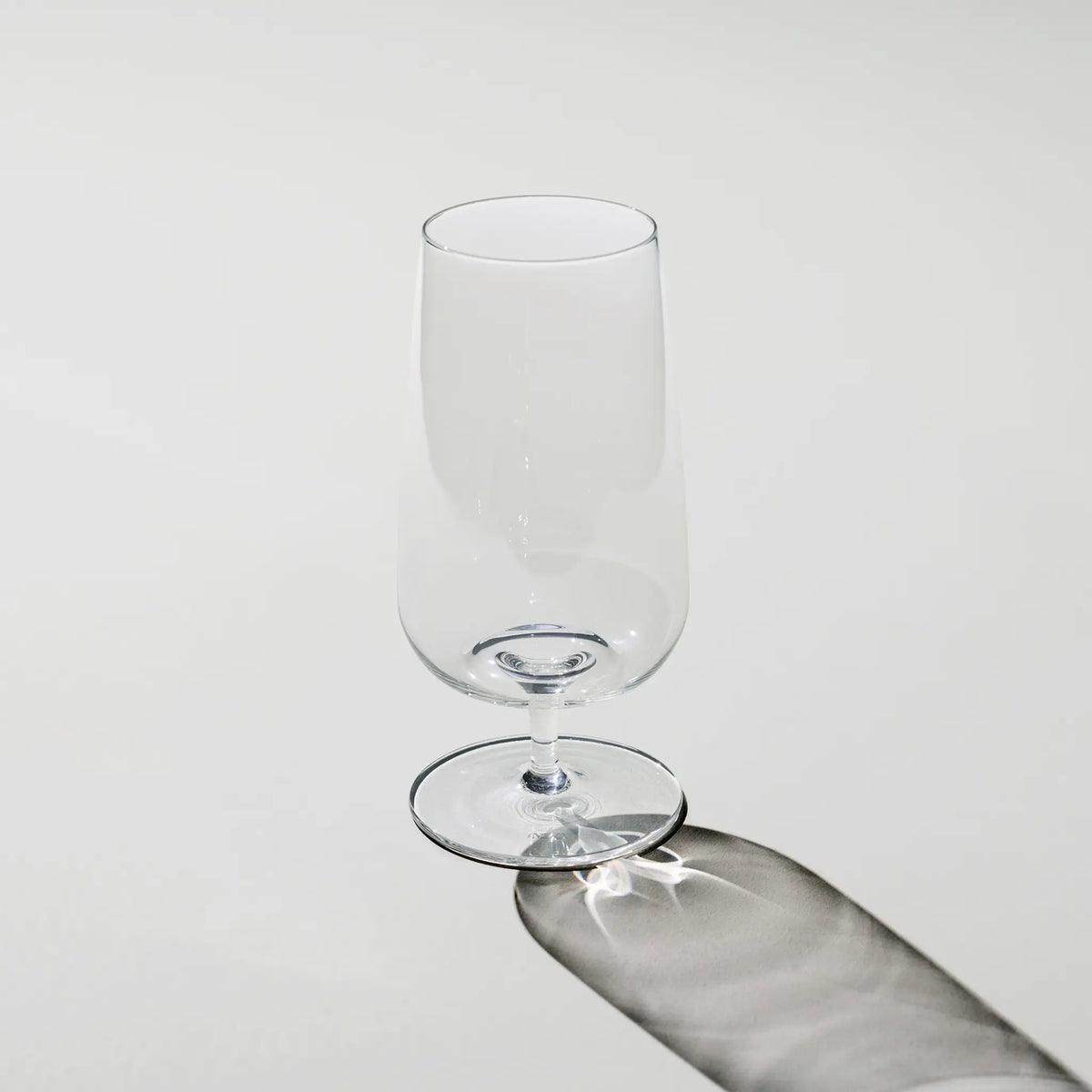 Sæt med 2 tomme Brewer’s Beer Glass – høje, slanke ølglas med fod, designet til pilsner og lager, fremhæver smag og bevarer kulsyre.